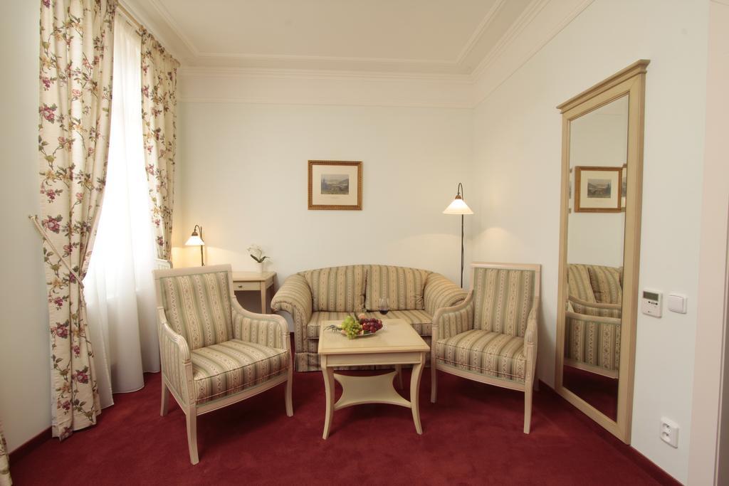 Deluxe Double Room or Twin Room Wellness Swimming Pool Access