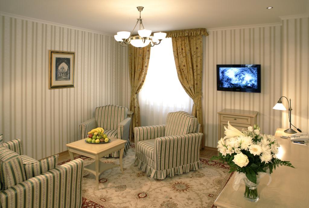 Suite Wellness Swimming Pool Access