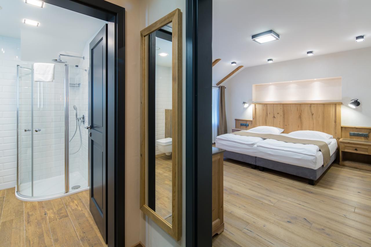Großes Doppel-/Zweibettzimmer