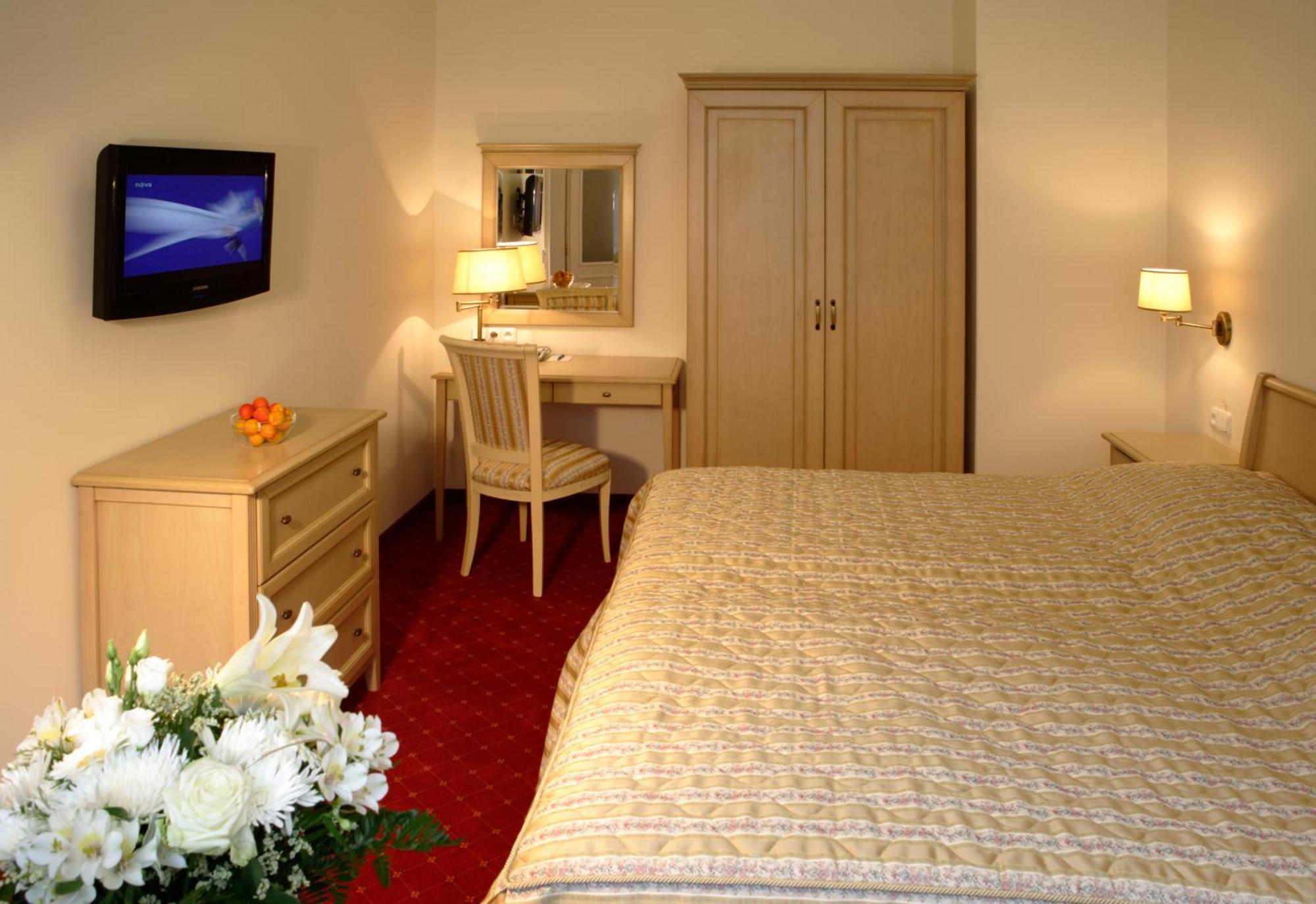 Deluxe Double Room or Twin Room Wellness Swimming Pool Access