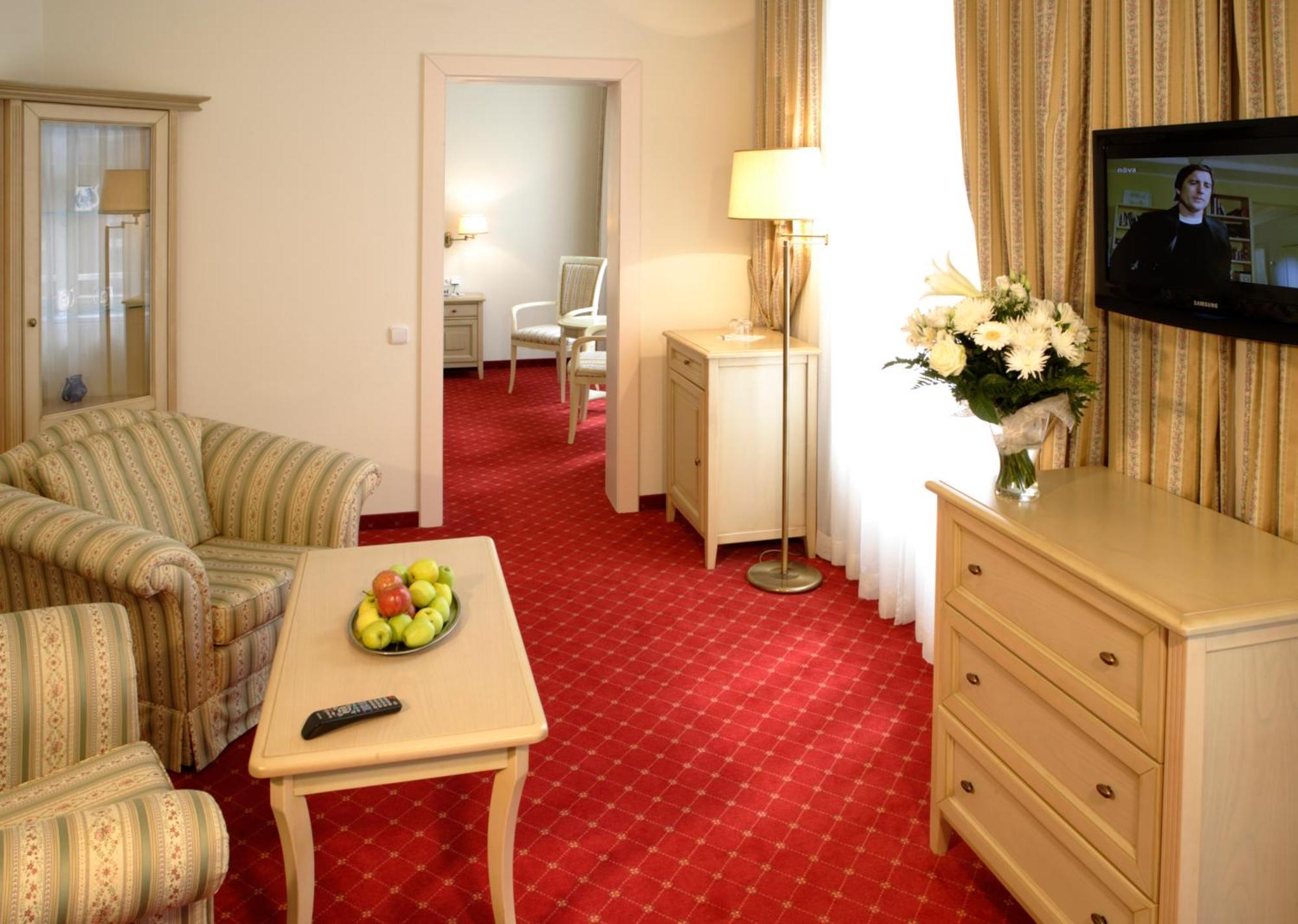 Deluxe Double Room or Twin Room Wellness Swimming Pool Access