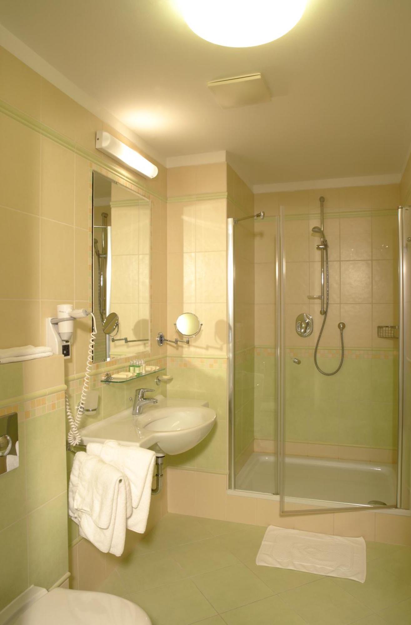 Deluxe Double Room or Twin Room Wellness Swimming Pool Access